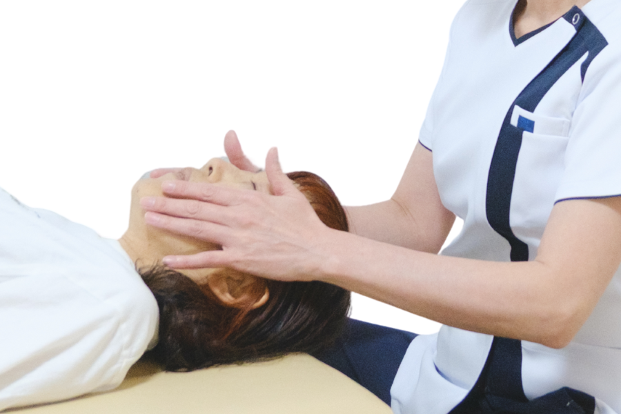 「もう安心だよ」と神経を通して 伝えていく。すると、 あんなに硬かった筋肉が、魔法のように ふわっと解けていくんです。